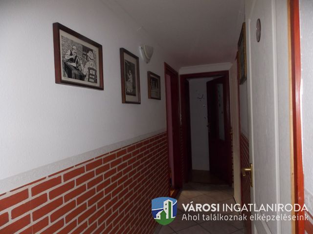 Igényes családi ház plusz 3 db. apartman!