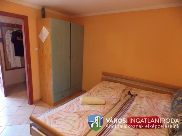 Igényes családi ház plusz 3 db. apartman!