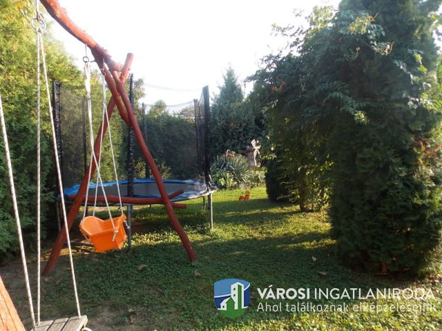 Igényes családi ház plusz 3 db. apartman!