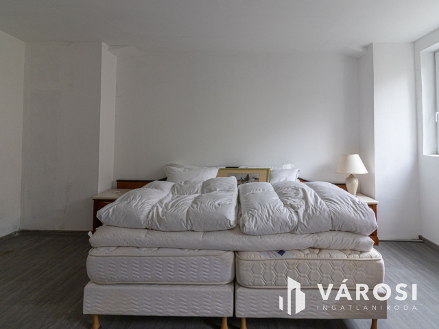 Kiadó 3 szintes 1050 m2-es munkászálló Csepel-Gyártelepen!