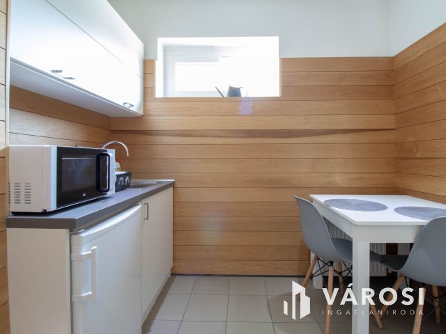 Igényesen felújított, utcai bejáratú, 178 m2-es iroda eladó