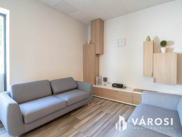 Igényesen felújított, utcai bejáratú, 178 m2-es iroda eladó