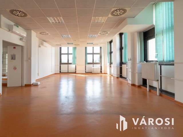 132 m2-es üzlet/bemutatóterem Csepel HÉV-állomástól 2 percre