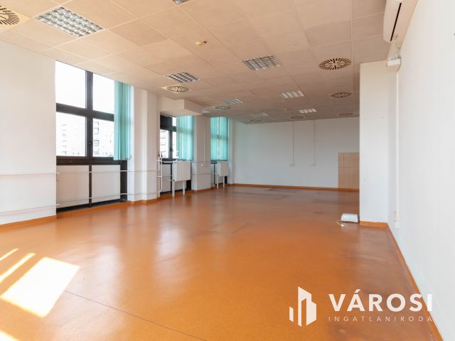 132 m2-es üzlet/bemutatóterem Csepel HÉV-állomástól 2 percre