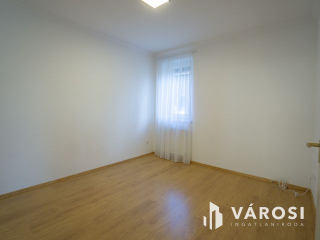 Nappali+2 szobás erkélyes lakás kocsibeállóval KIADÓ