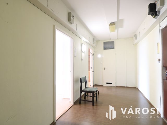 Belvárosi irodák, a Szilágyi utcában eladók.