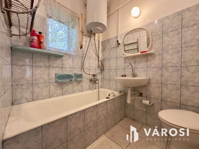 Kazinczy úton felújítandó családi ház eladó!