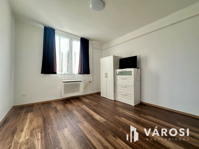 Kemerovón felújított, földszinti, 1 szobás lakás kiadó!