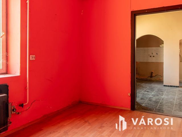 Vidéki hangulatú felújítandó családi ház Tinnyén.