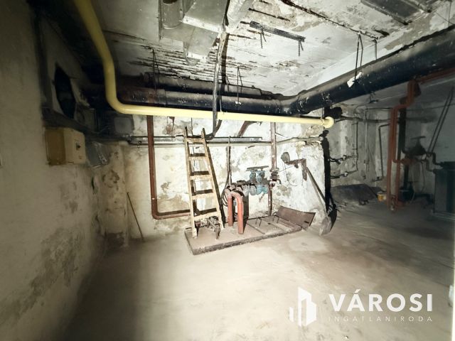 500 m² üzlethelyiség a Blaha Lujza tér közelében eladó