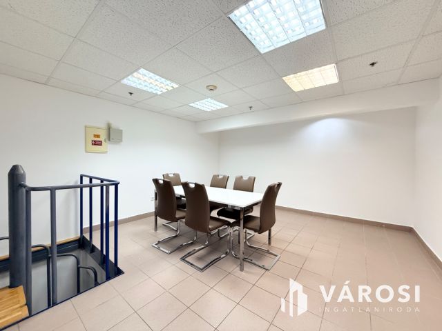 36 m² + 22 m² galériás üzlethelyiség kiadó a Pólusban
