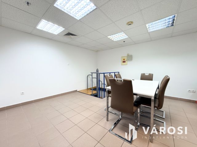 36 m² + 22 m² galériás üzlethelyiség kiadó a Pólusban