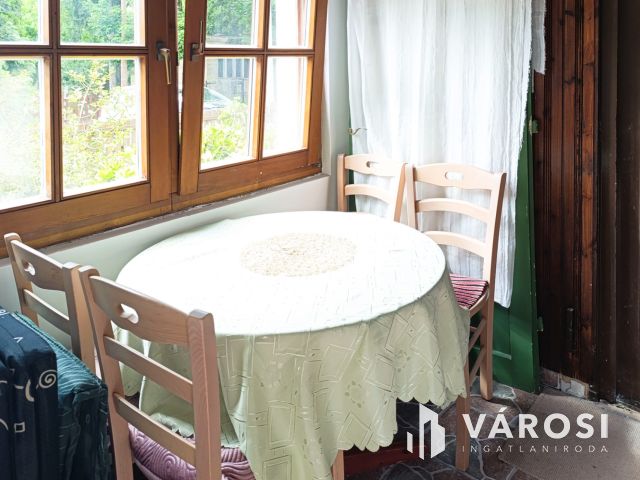 Romantikus kerttel téliesített nyaraló eladó!