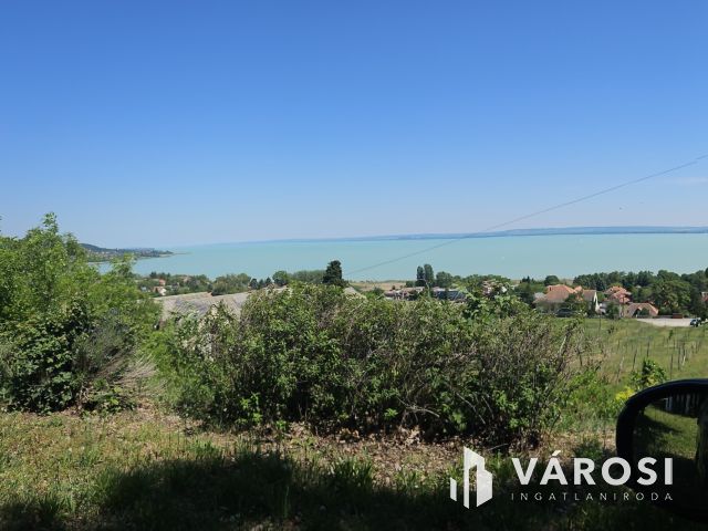 Badacsonyi nyaraló teljes és örök balatoni panorámával eladó