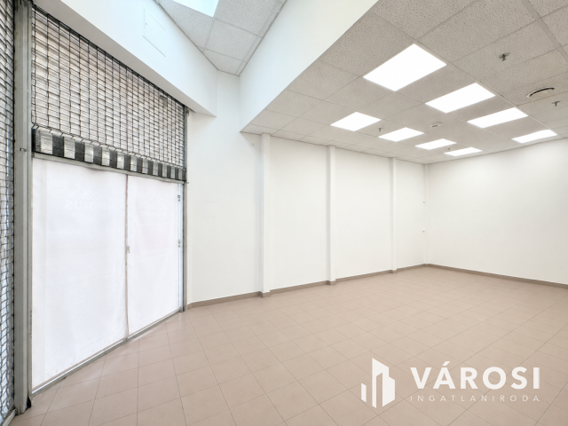 36 m² + 22 m² galériás üzlethelyiség kiadó a Pólusban