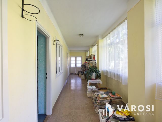 140 m2-es, felújítandó családi ház eladó