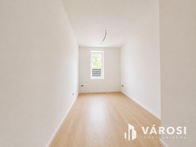 Világos 3 szobás lakás Rákoscsabán autóbeállóval