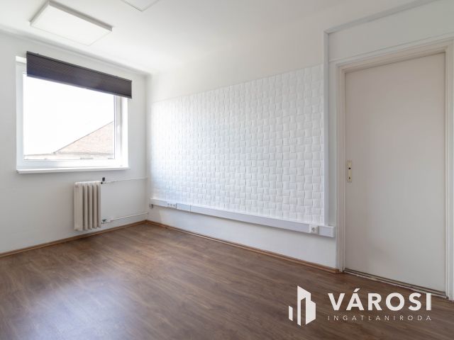1.emeleti, 16 m2-es iroda saját minikonyhával a Fáy utcában