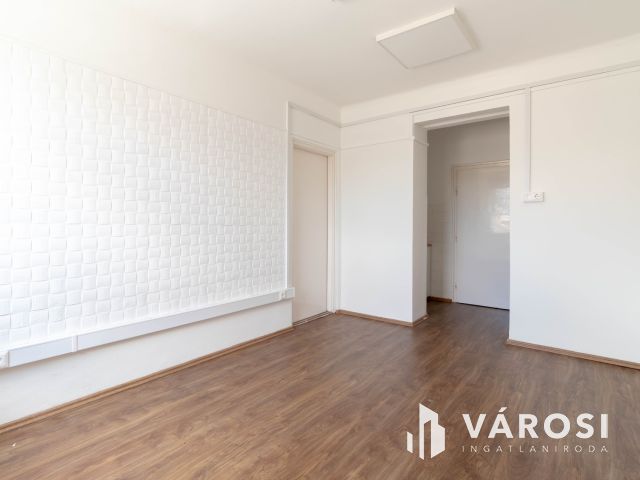 1.emeleti, 16 m2-es iroda saját minikonyhával a Fáy utcában