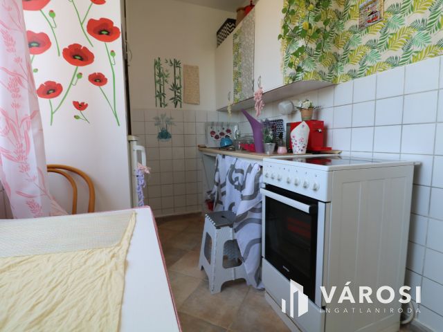 Győr-Marcalváros II-ben részben felújított 3 szobás lakás