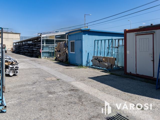 Nagy méretű szerelőcsarnok, 1800 m2 telekterülettel eladó