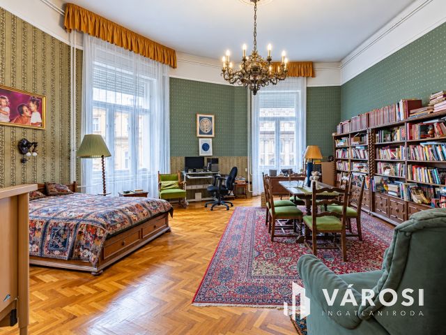 Nagy lakás a Vígszínházzal szemben a nagykörúton