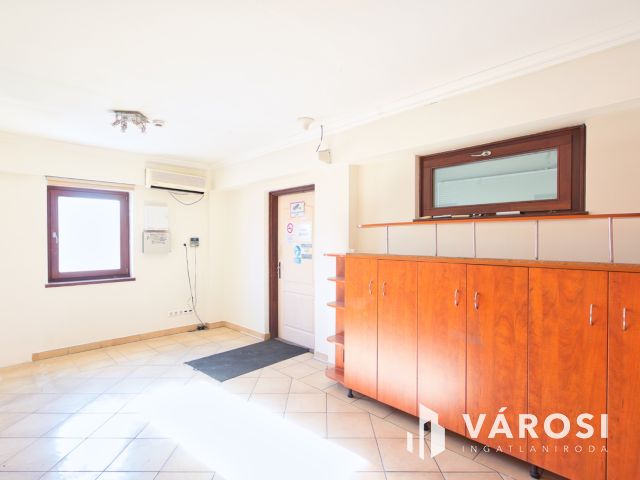 680 m2-es ipari csarnok, 340 m2-es irodával kiadó